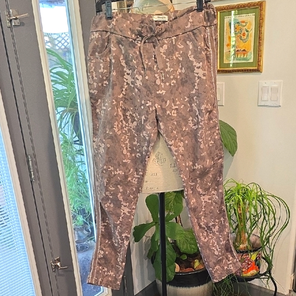 Nostalgia Made In Italy Women's Tan Camouflage Cargo Pants